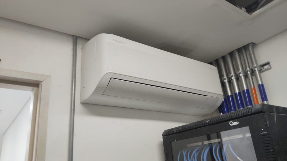 Unidad evaporadora instalada en cuarto de equipos con rack de servidores