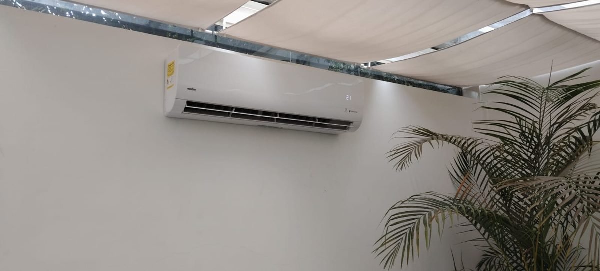 Instalación de aire acondicionado tipo split en patio residencial