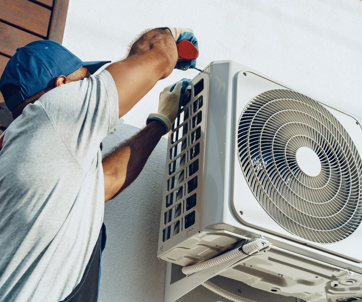 Técnico instalando un aire acondicionado