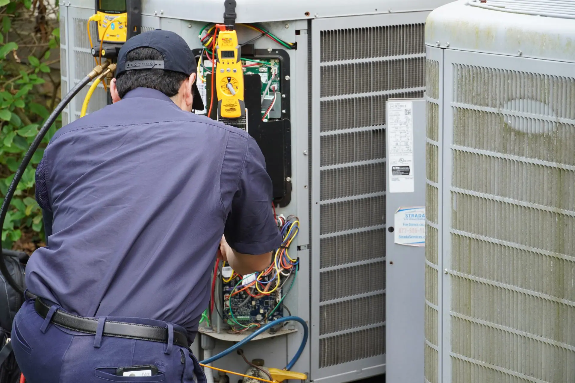 Técnico reparando un equipo de aire acondicionado